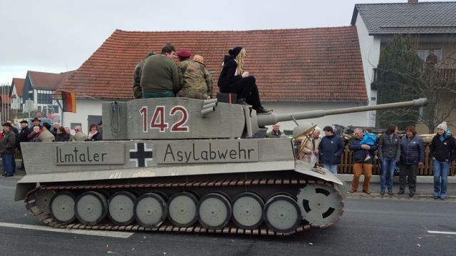 Panzer bei Karnevalsumzug